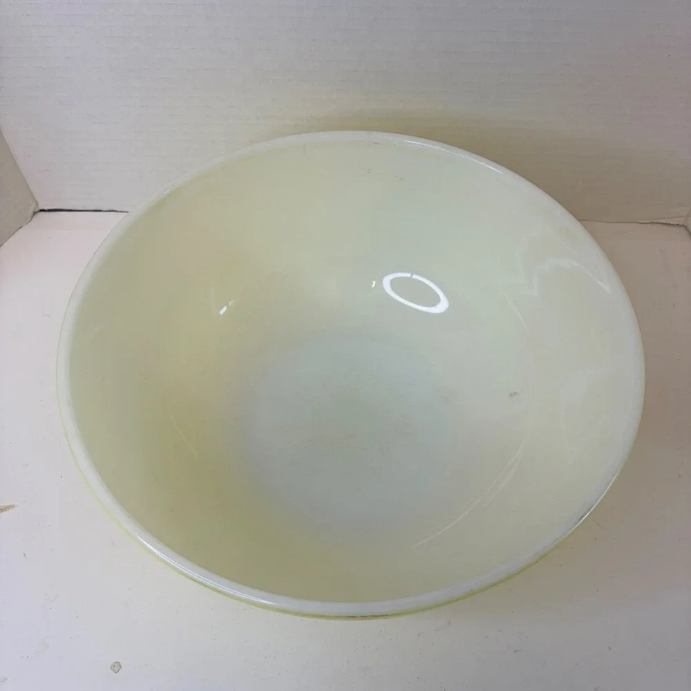 Vintage Pyrex 404 Yellow Mixing Bowl 4 Quart Opal Glass MCM Ovenware 10.5 Inch